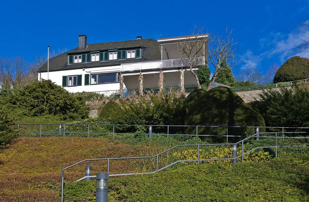 Weißes Wohnhaus Konrad Adenauers in Hanglage über dem Garten in Rhöndorf