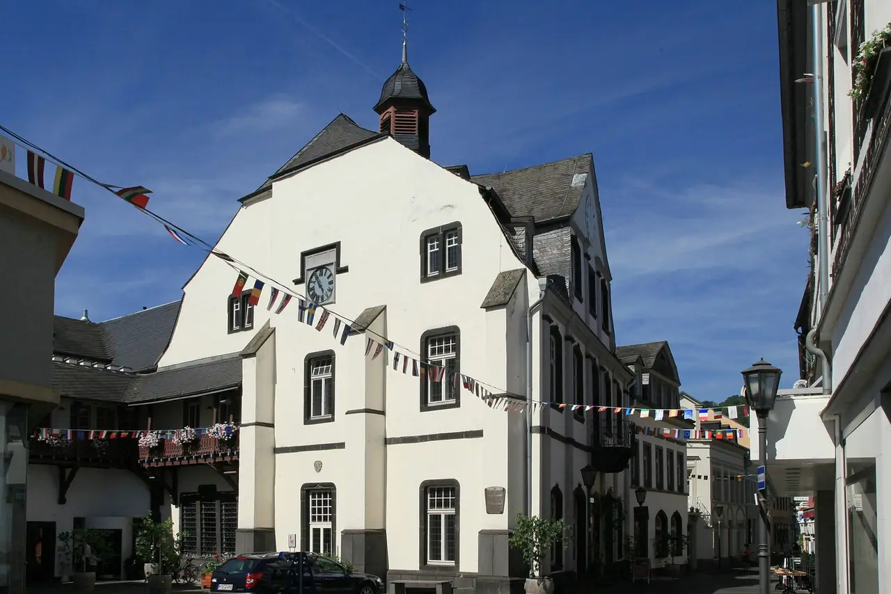 Weiß verputztes historisches Rathaus mit Giebeln und Dachreiter in der Andernacher Altstadt