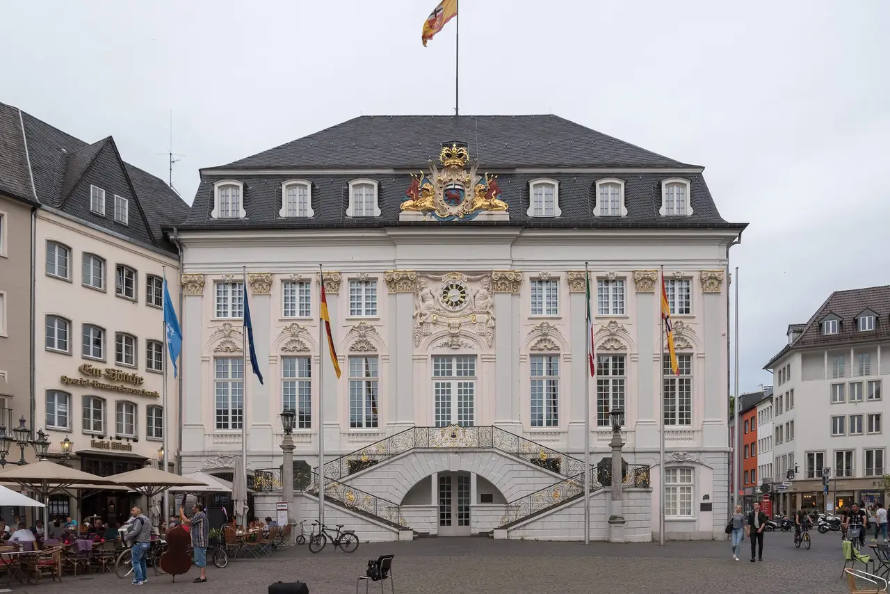 Rokokofassade des Alten Rathauses mit doppelläufiger Freitreppe am Bonner Markt