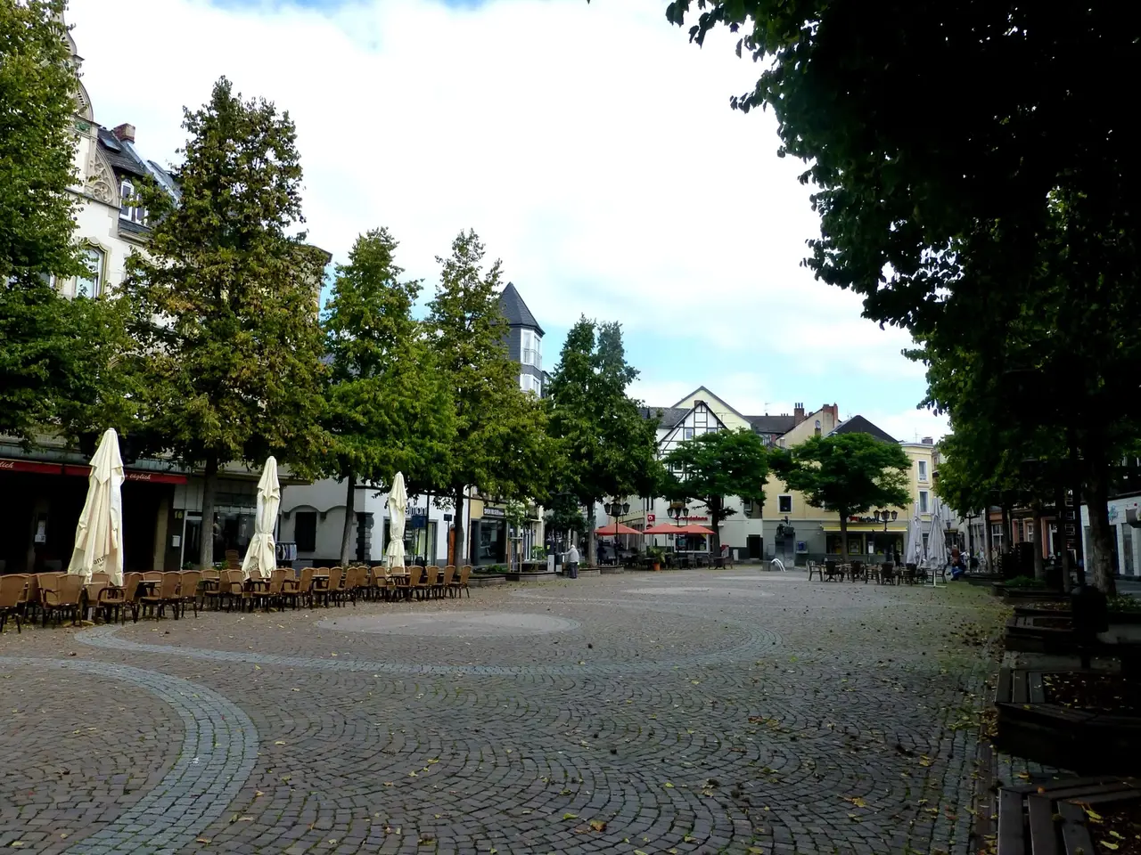 Gepflasterter Marktplatz mit Bäumen und historischen Häusern in Andernach