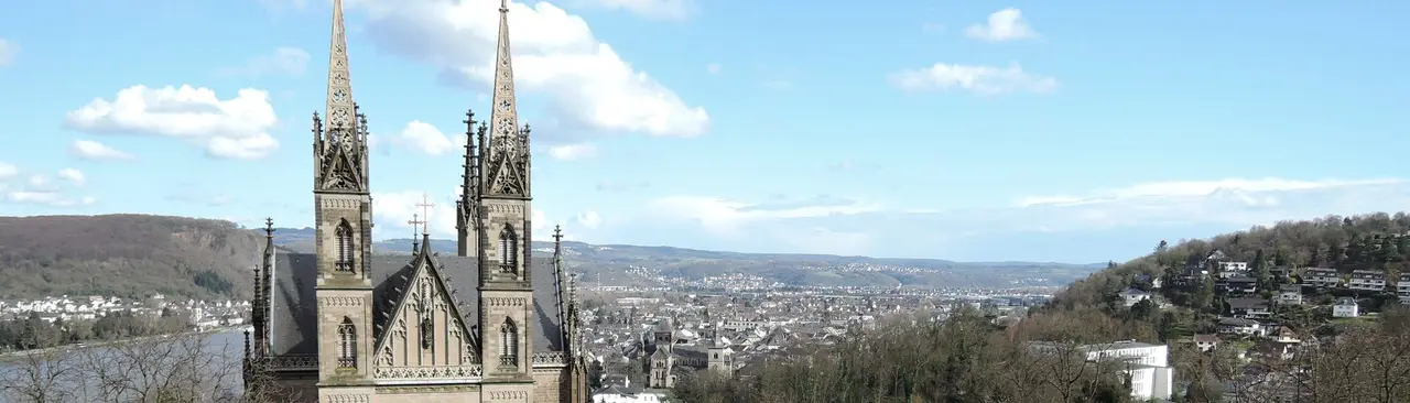 Türme der Apollinariskirche über Remagen mit Blick ins Rheintal