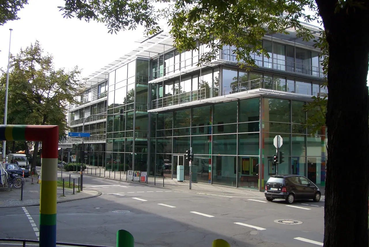 Gläserner Museumsbau des Arithmeums mit auskragendem Dach an der Lennéstraße in Bonn