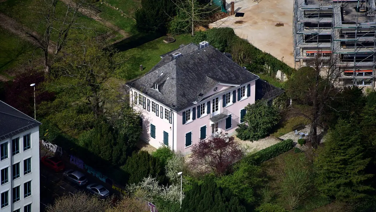 Luftaufnahme der hellen Villa des Ernst-Moritz-Arndt-Hauses im Garten an der Adenauerallee