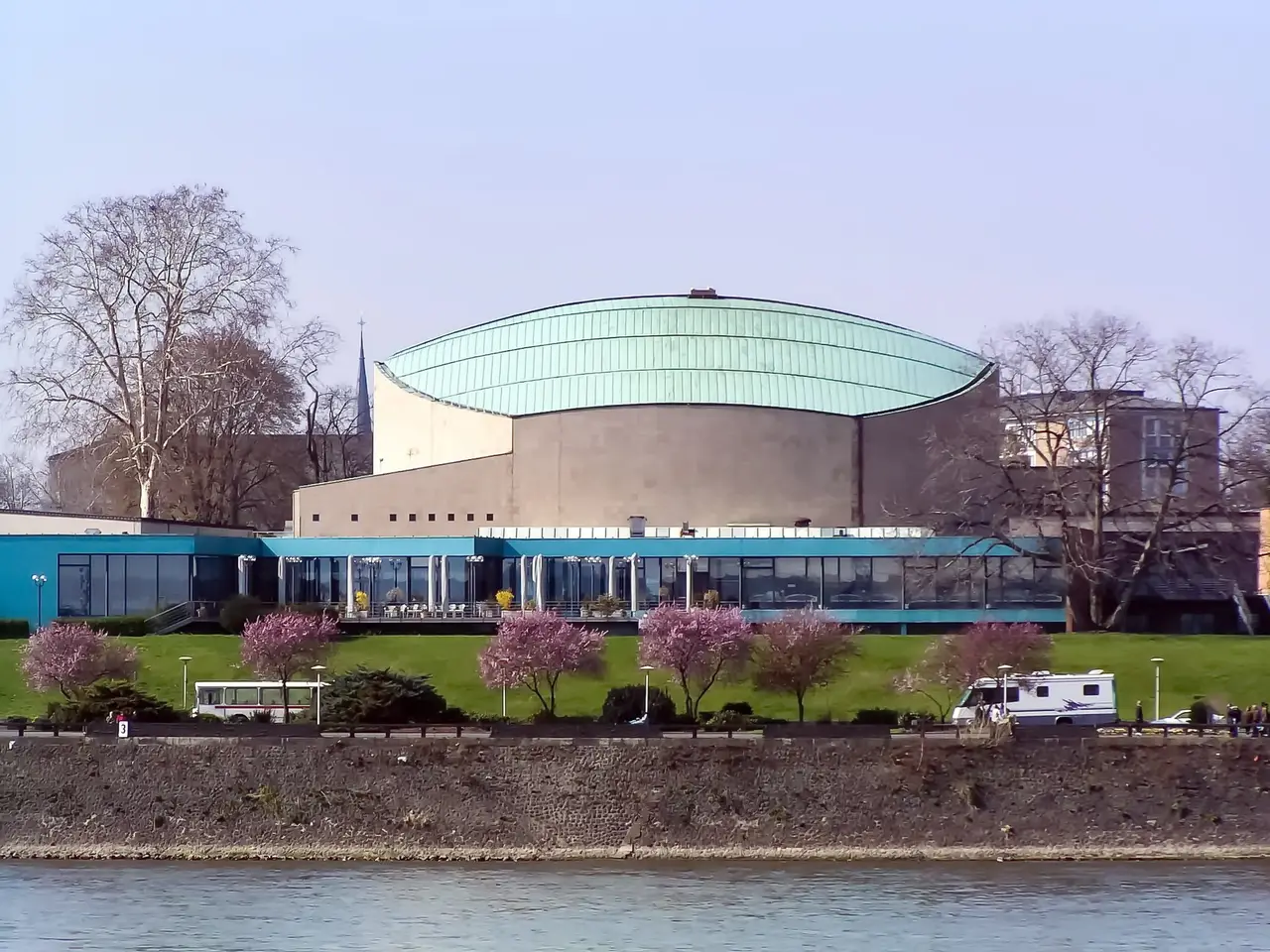Außenansicht der Beethovenhalle Bonn mit dem geschwungenen Dach des Großen Saals