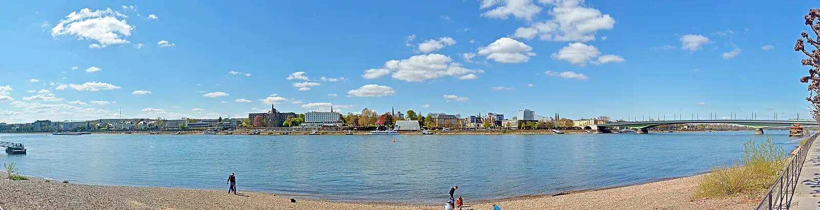 Panorama von Bonn über den Rhein mit der Innenstadt am gegenüberliegenden Ufer