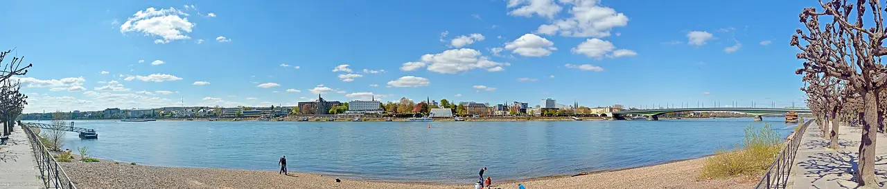 Panorama von Bonn über den Rhein mit der Innenstadt am gegenüberliegenden Ufer