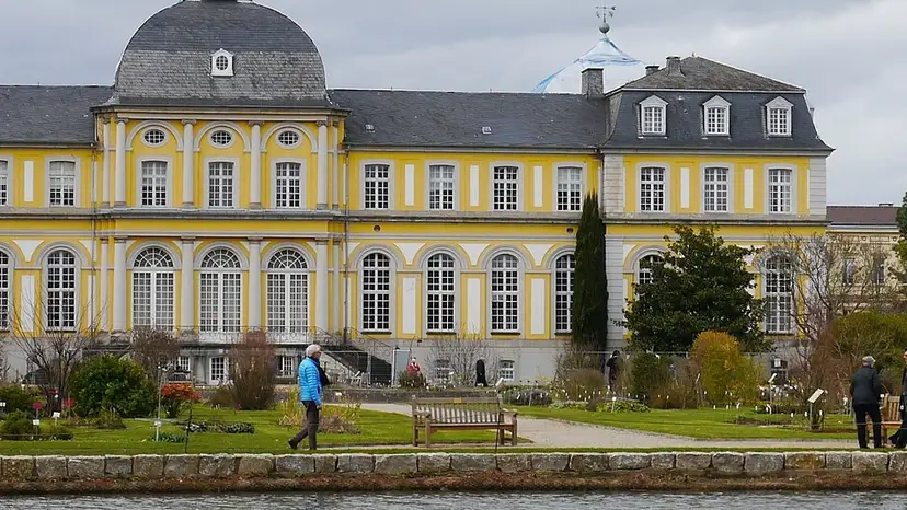 Poppelsdorfer Schloss hinter dem Weiher des Botanischen Gartens Bonn