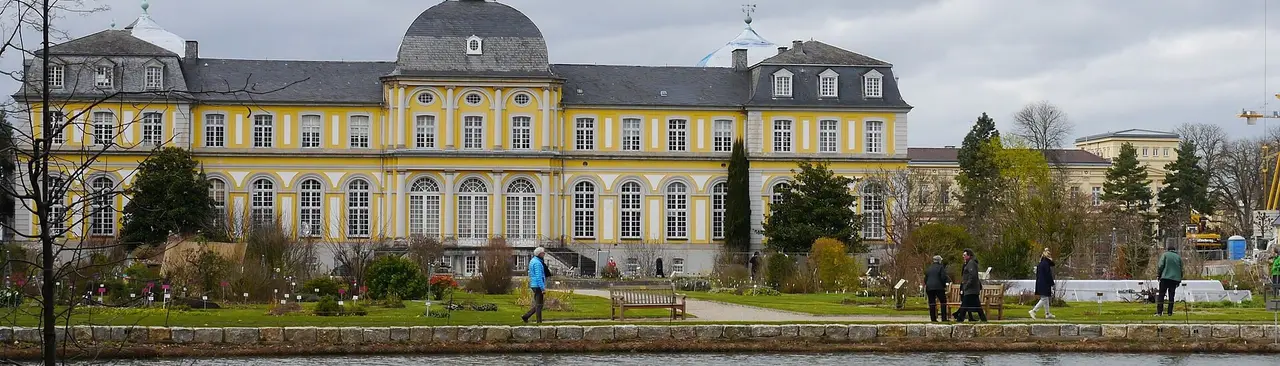 Poppelsdorfer Schloss hinter dem Weiher des Botanischen Gartens Bonn