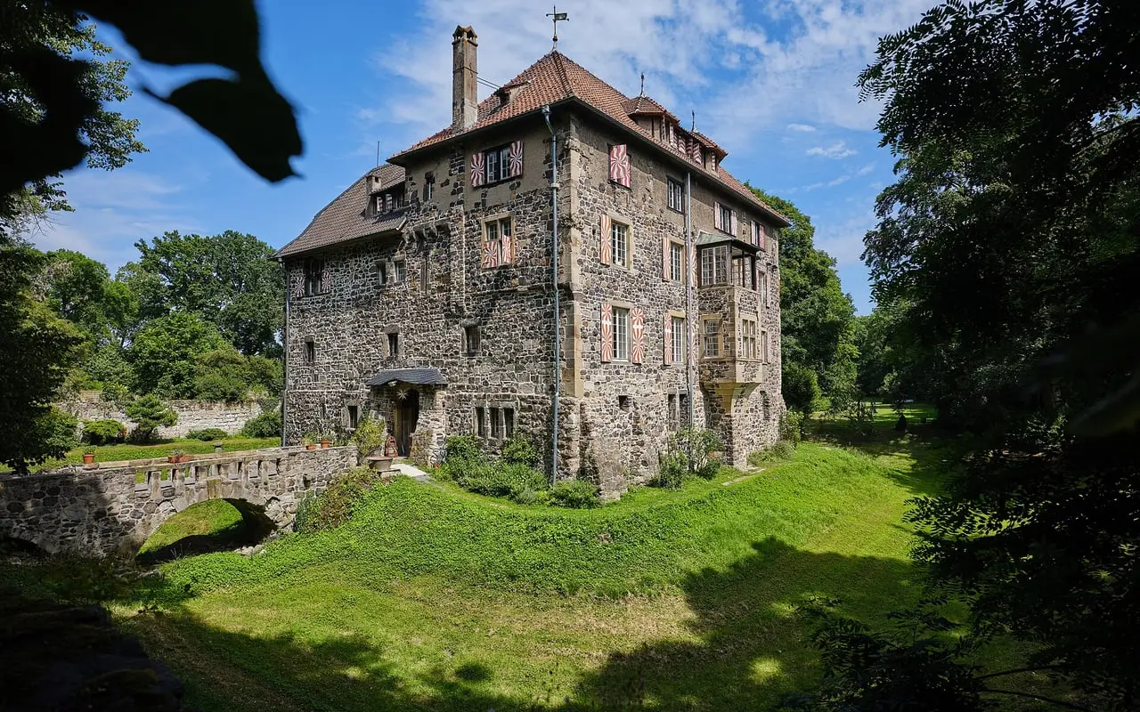 Burghaus der Burg Lede mit steinerner Brücke über den Burggraben in Bonn-Vilich