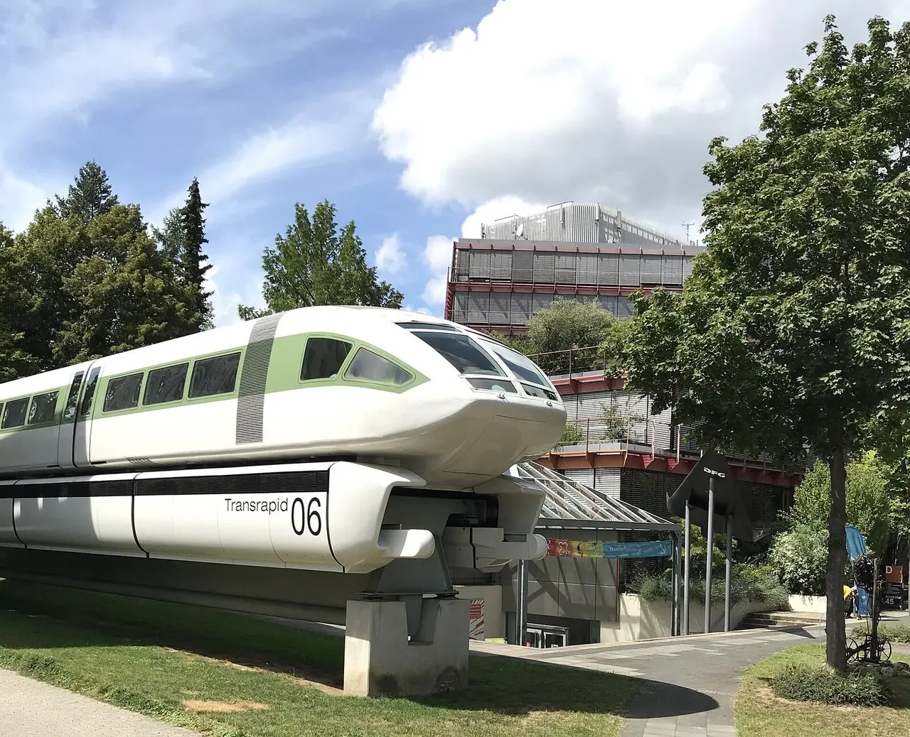 Weiß-grüner Transrapid-Wagen vor dem Deutschen Museum Bonn im Wissenschaftszentrum an der Ahrstraße