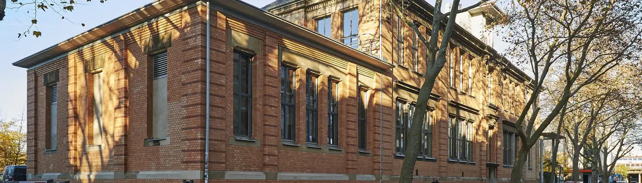 Backsteinbau des Filmhauses Köln an der Maybachstraße im Herbstlicht