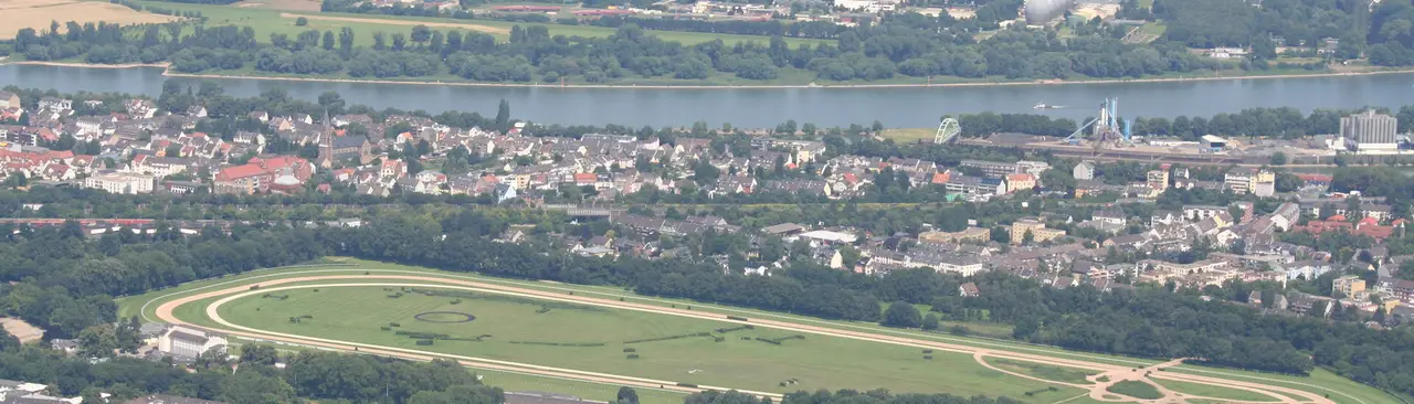 Luftaufnahme der Galopprennbahn Weidenpesch und ihres Umfelds in Köln