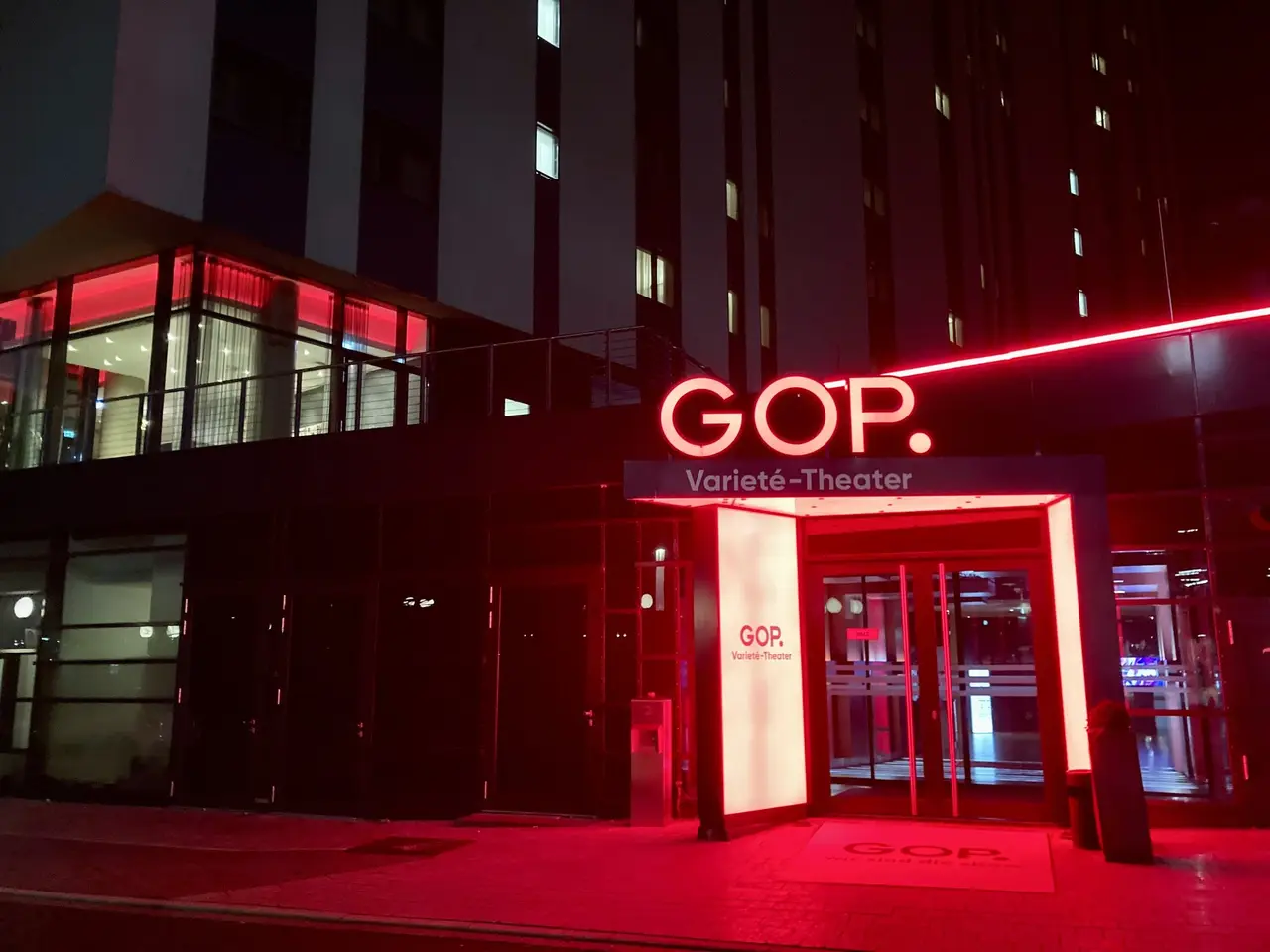 Beleuchtete Außenfassade des GOP Varieté-Theaters Bonn im Bundesviertel