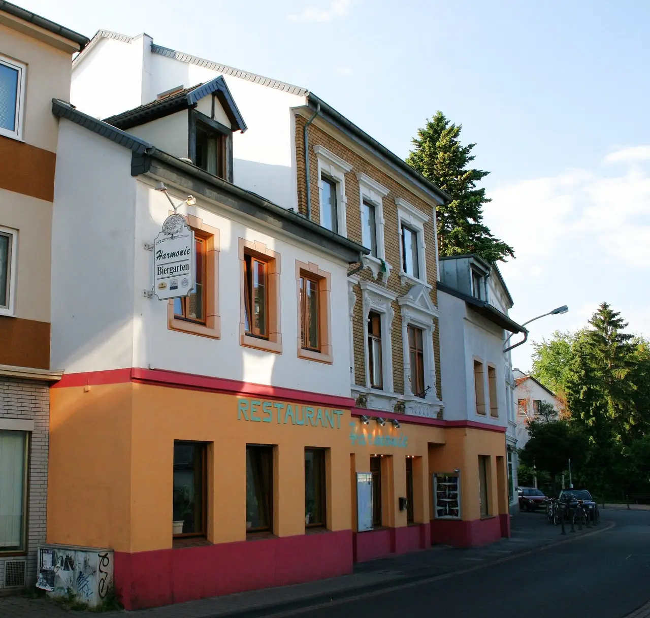 Eckhaus der Harmonie an der Frongasse in Endenich mit Restaurant-Schriftzug und Biergarten-Schild