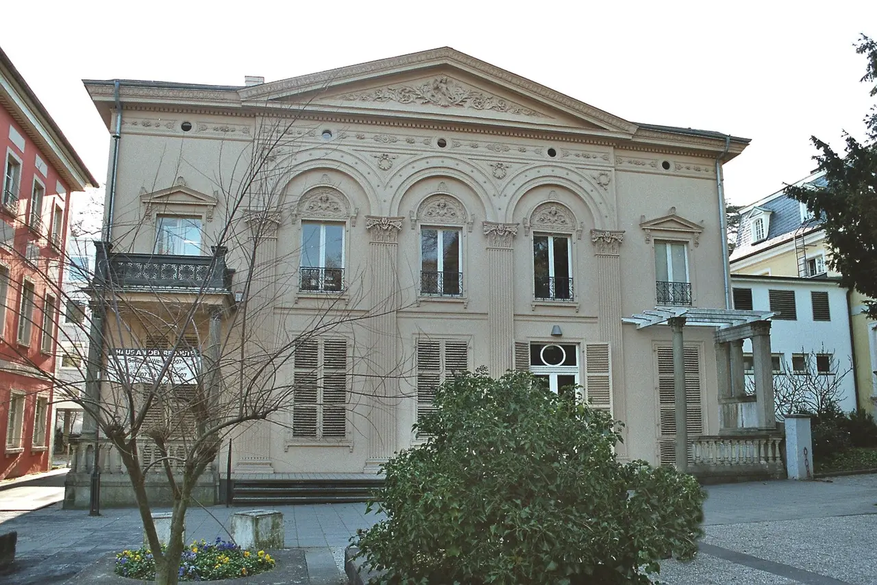 Helle klassizistische Fassade des Hauses an der Redoute in Bad Godesberg
