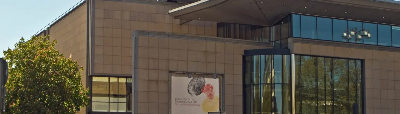 Eingangsfront des Hauses der Geschichte an der Museumsmeile Bonn