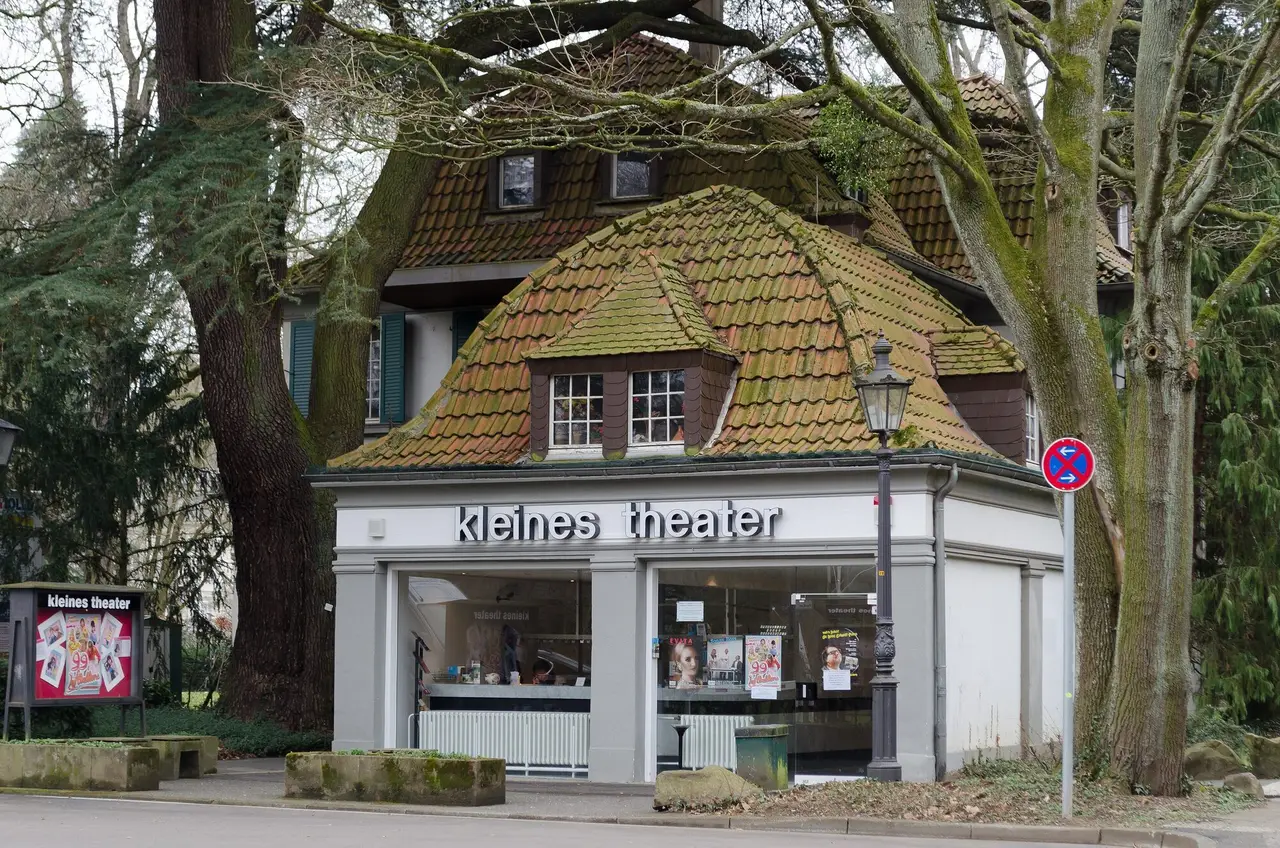 Pavillon mit geschwungenem Ziegeldach und Schriftzug „kleines theater“ an der Koblenzer Straße in Bad Godesberg