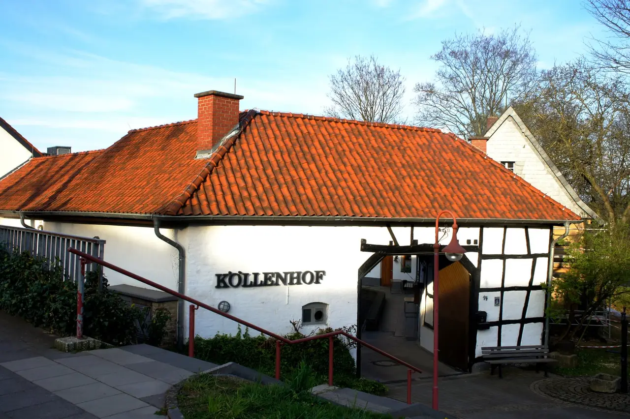 Fachwerkfassade und Tordurchfahrt des Köllenhofs in Ließem