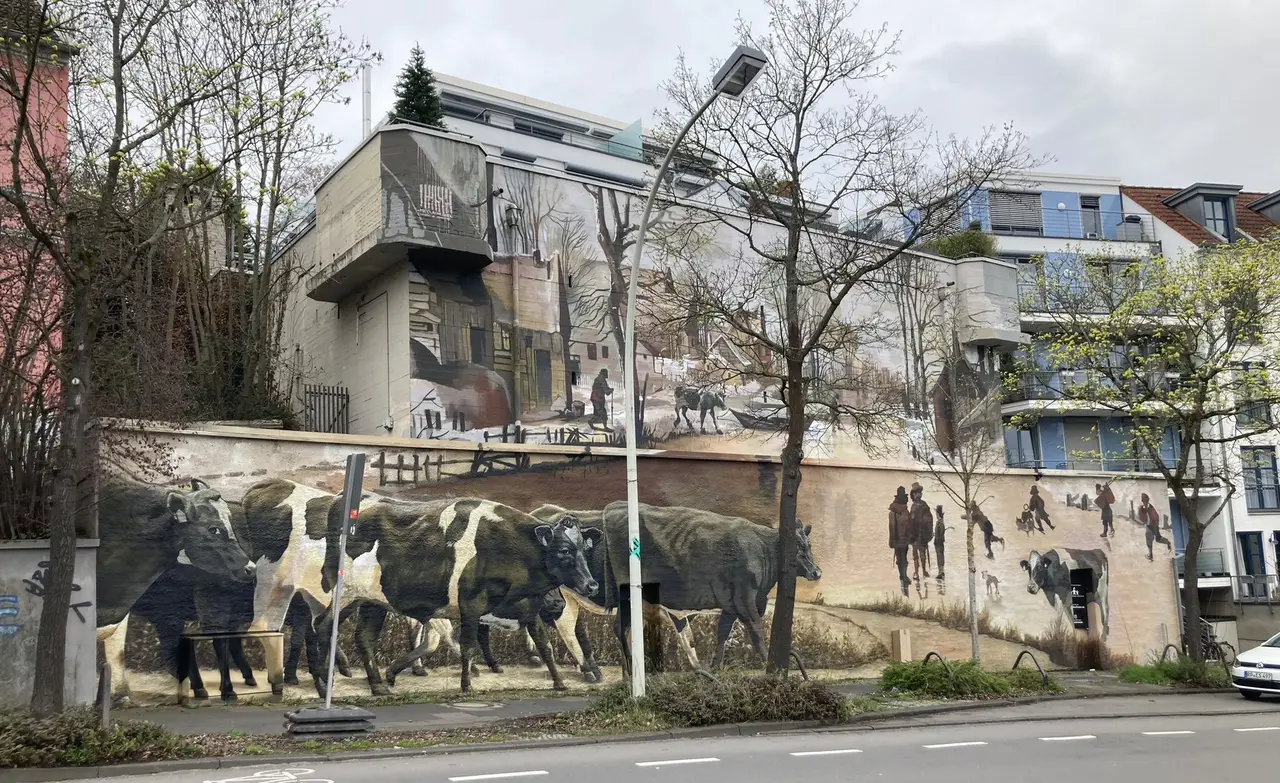 Massive Außenfassade des ehemaligen Hochbunkers an der Trierer Straße in Bonn-Poppelsdorf