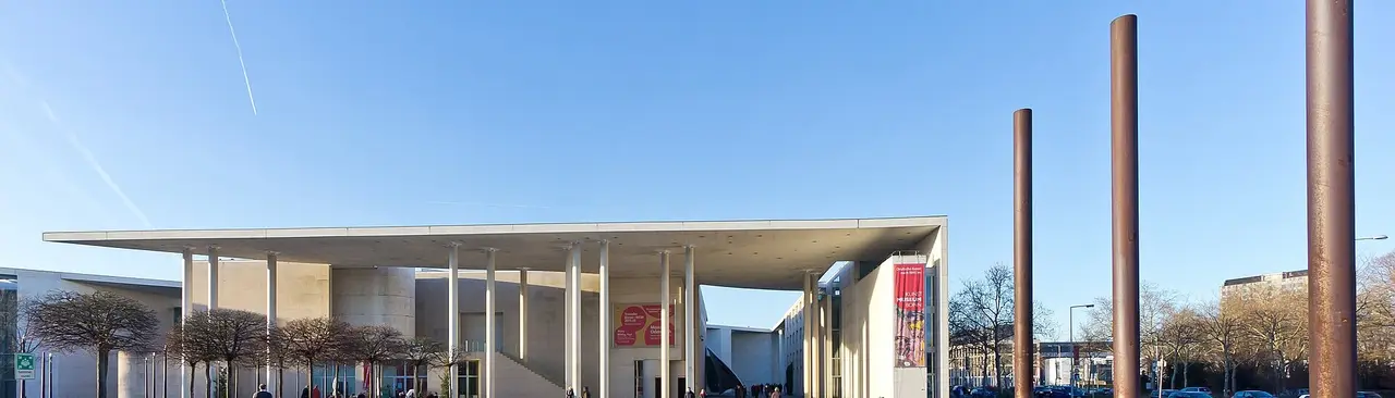Außenansicht des Kunstmuseums Bonn mit dem Vorplatz