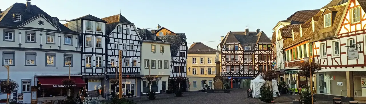 Fachwerkhäuser rund um den Marktplatz von Linz am Rhein im Morgenlicht