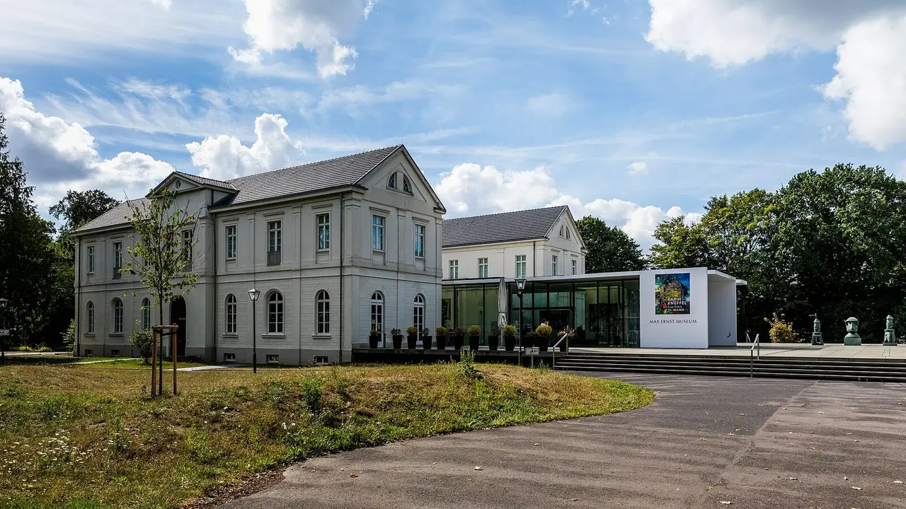 Klassizistisches Museumsgebäude mit gläsernem Eingangspavillon des Max Ernst Museums in Brühl
