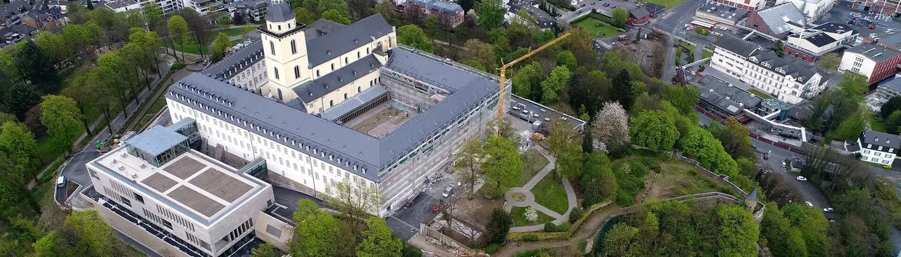 Luftaufnahme der Abtei Michaelsberg über der Siegburger Innenstadt
