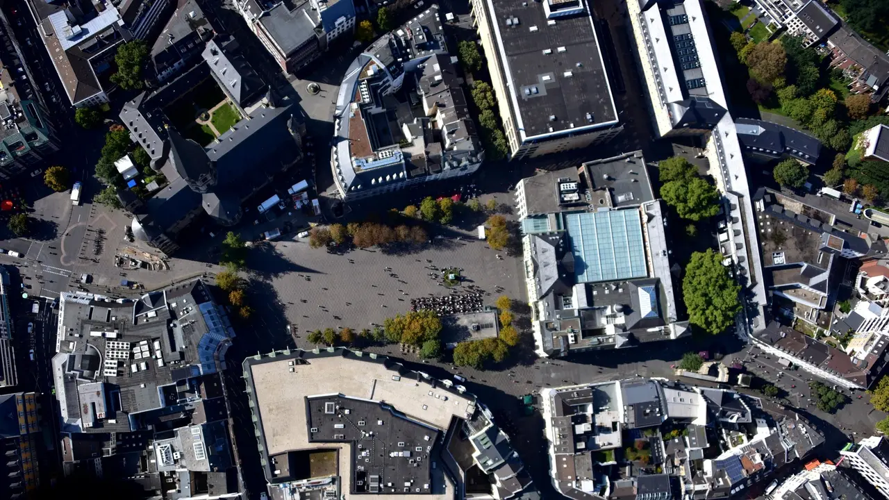 Luftaufnahme des Bonner Münsterplatzes mit Münsterbasilika, Hauptpost und Beethoven-Denkmal