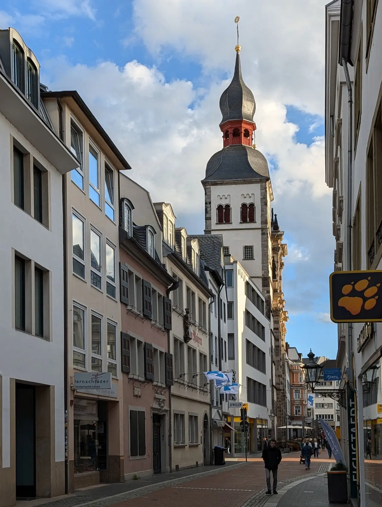 Barocke Fassade der Namen-Jesu-Kirche in der Bonner Altstadt