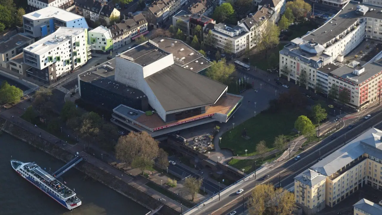 Luftaufnahme des Opernhauses Bonn am Rheinufer