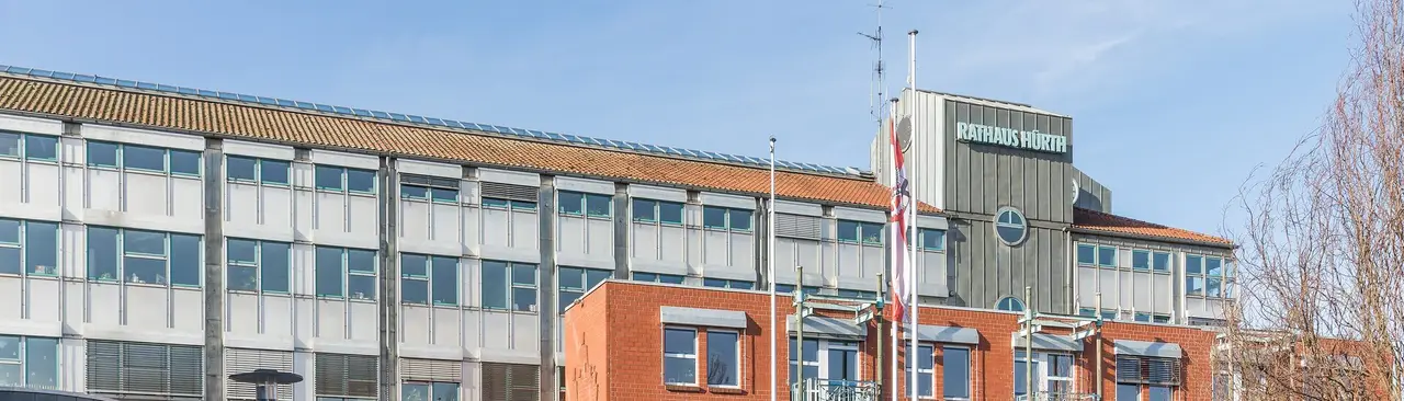 Rathaus Hürth mit Schriftzug über dem Bürgerhaus