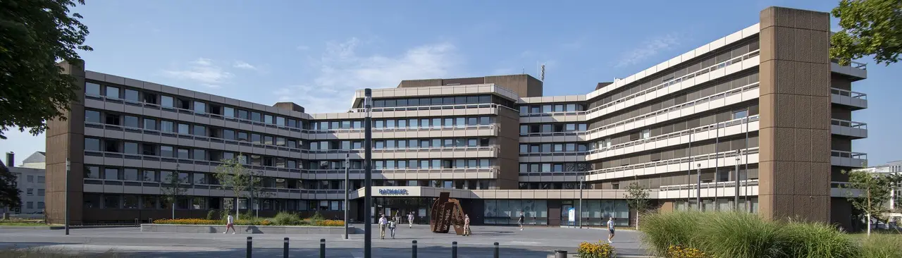 Rathaus Troisdorf mit dem Vorplatz an der Kölner Straße