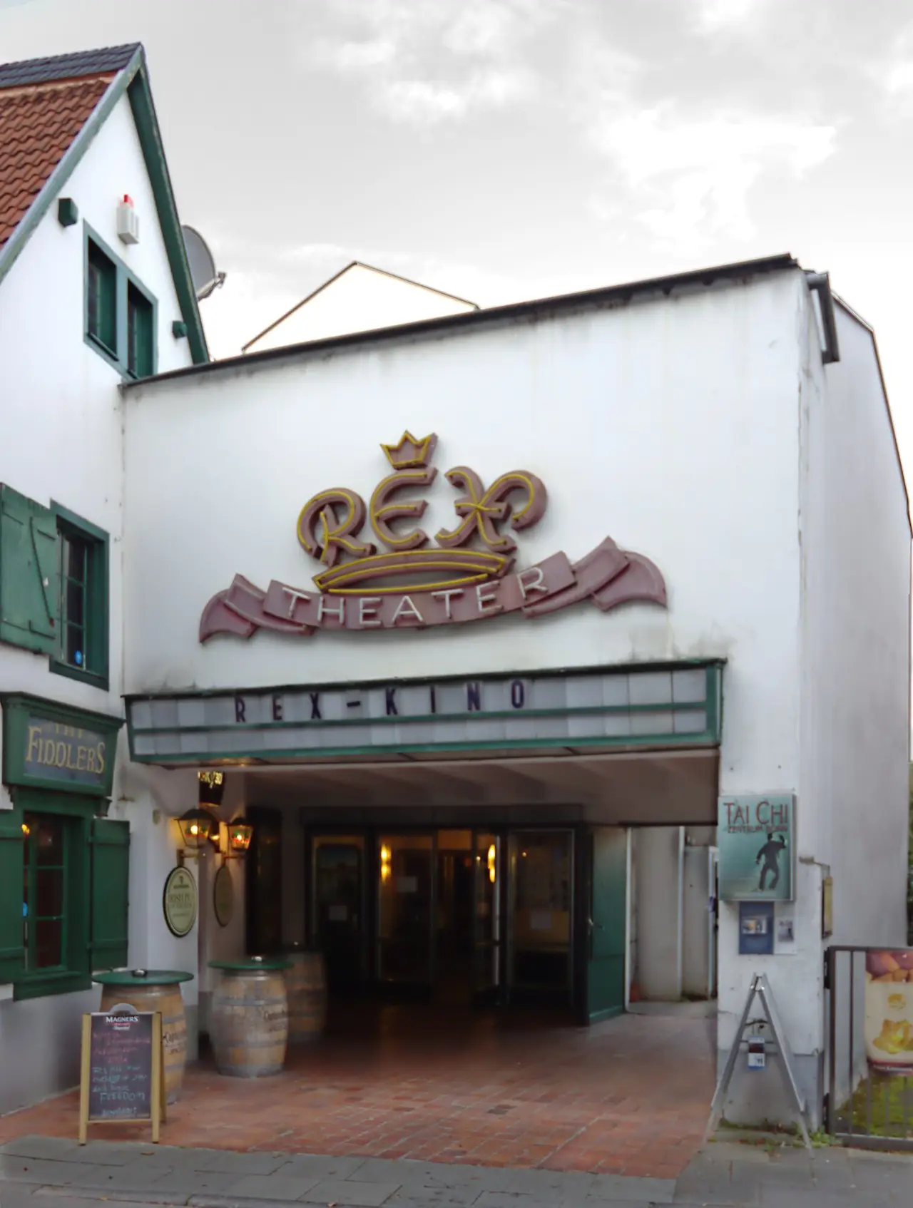 Kinoeingang mit geschwungenem „Rex Theater“-Schriftzug und Vordach an der Frongasse in Endenich