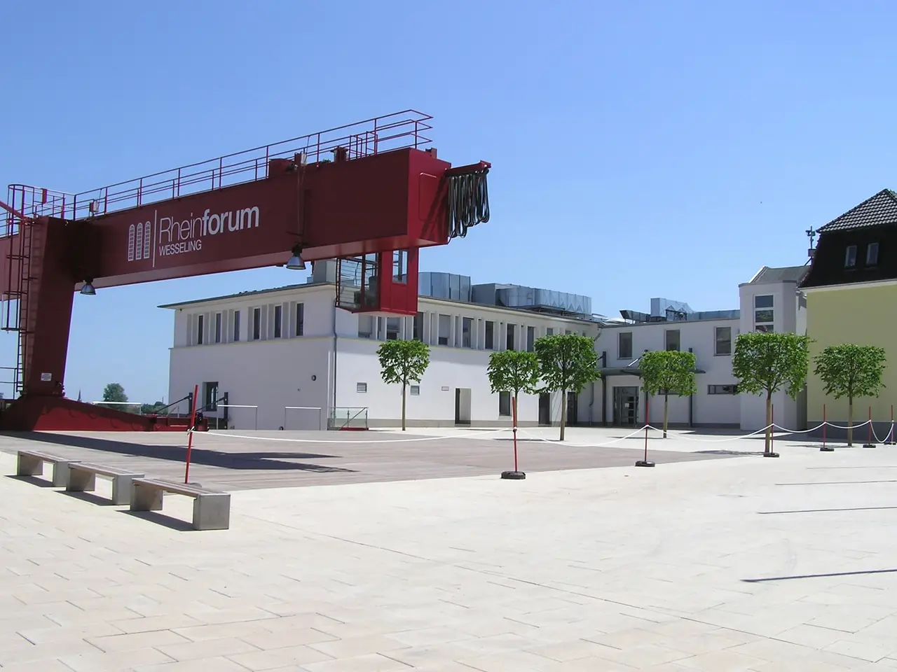 Rheinforum Wesseling mit rotem Hafenkran auf dem Vorplatz