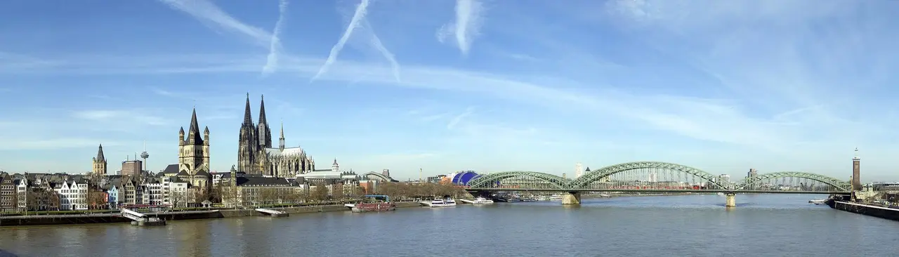 Panorama der Kölner Altstadt mit Dom und Hohenzollernbrücke über dem Rhein