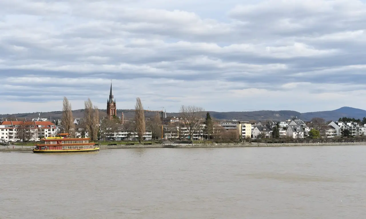 Beueler Rheinpromenade mit China-Schiff und St. Josef im Hintergrund, Ortsansicht von 2020