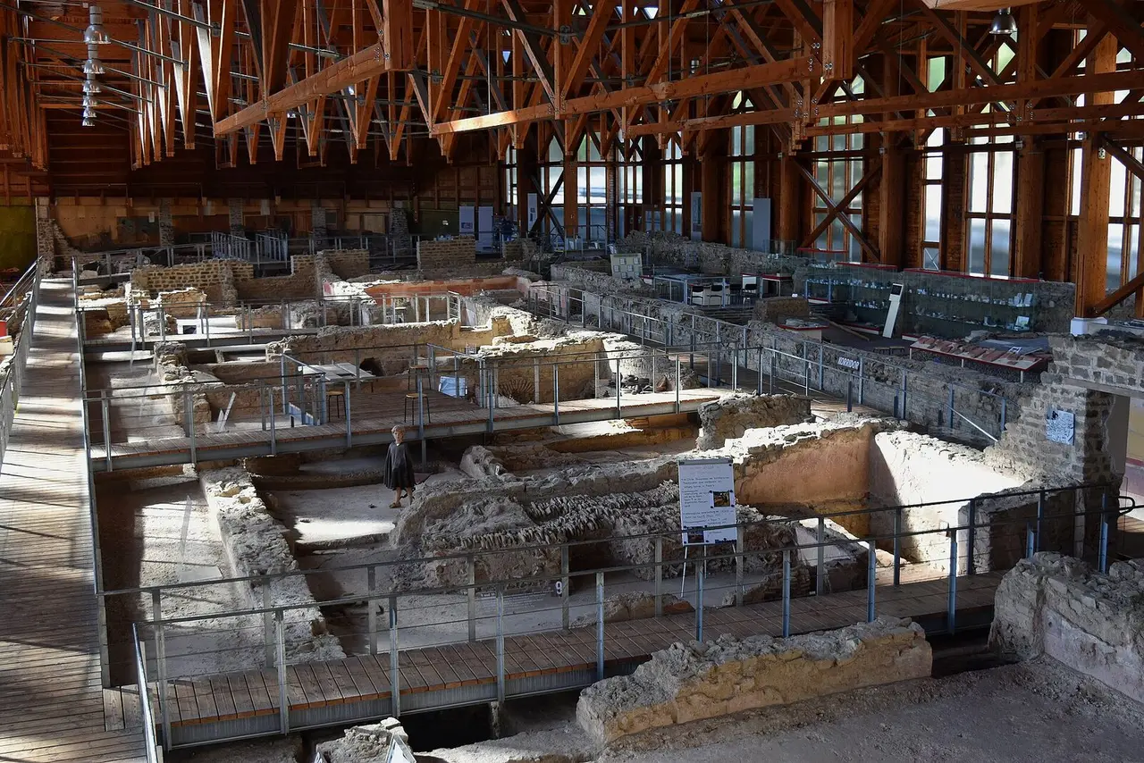 Ausgegrabene Mauern der römischen Villa unter der Holzkonstruktion des Schutzbaus