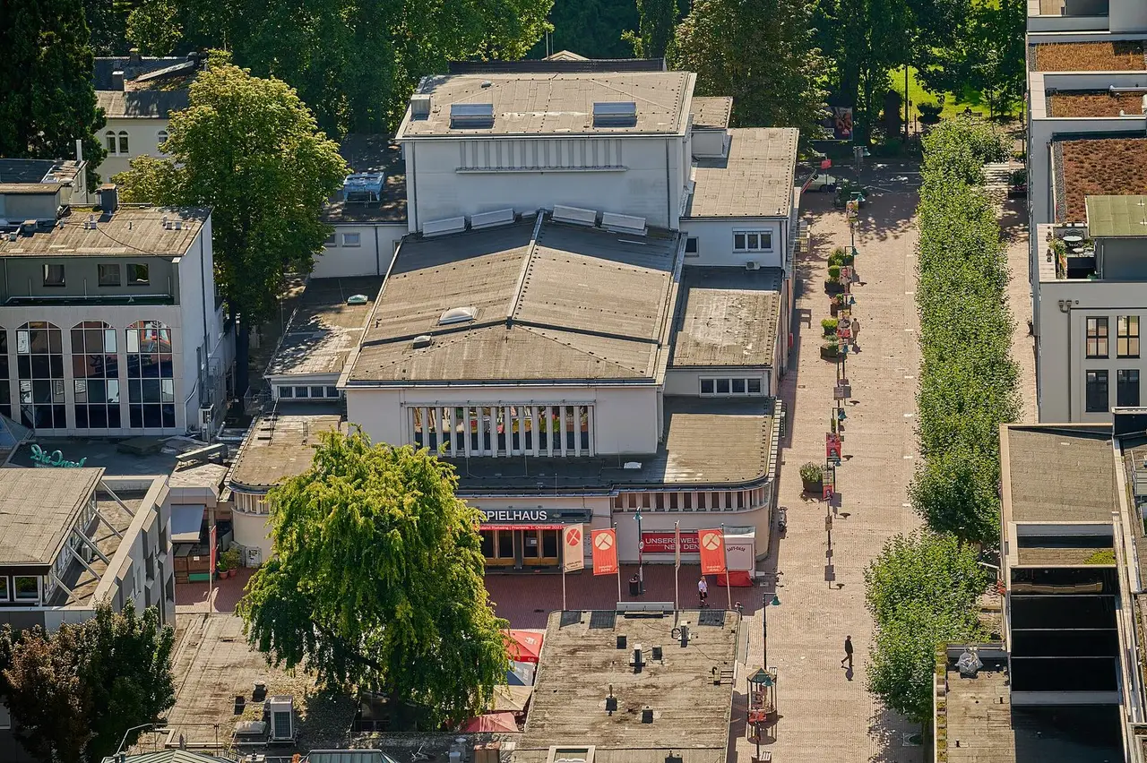 Luftaufnahme des Schauspielhauses Bad Godesberg am Theaterplatz mit Eingang und Fußgängerzone