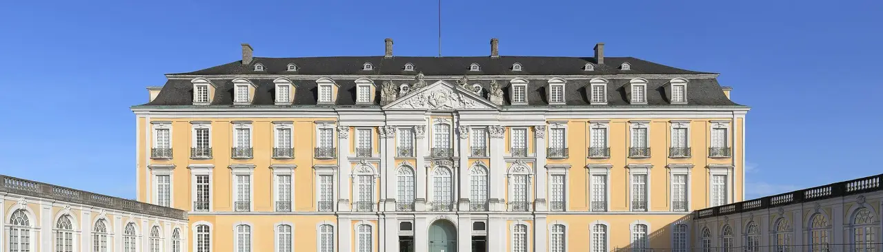 Westfassade von Schloss Augustusburg in Brühl hinter dem Rasenparterre