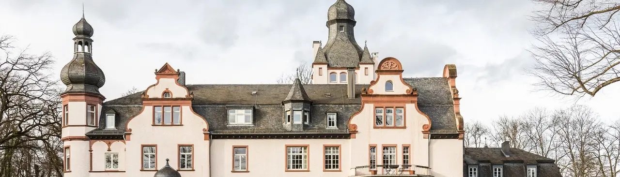 Schloss Eichholz in Wesseling hinter der Parkwiese