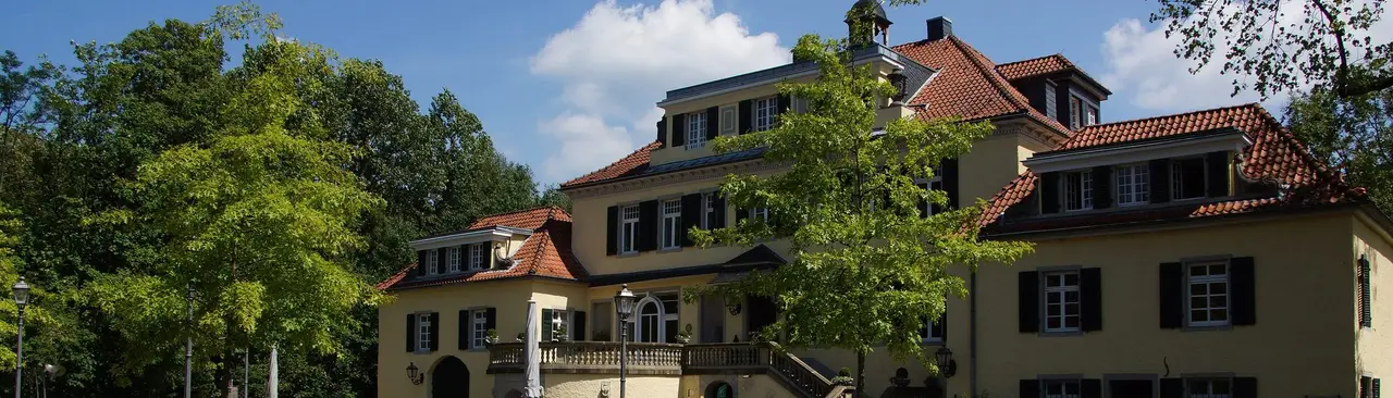 Schloss Eulenbroich in Rösrath mit gepflastertem Vorplatz
