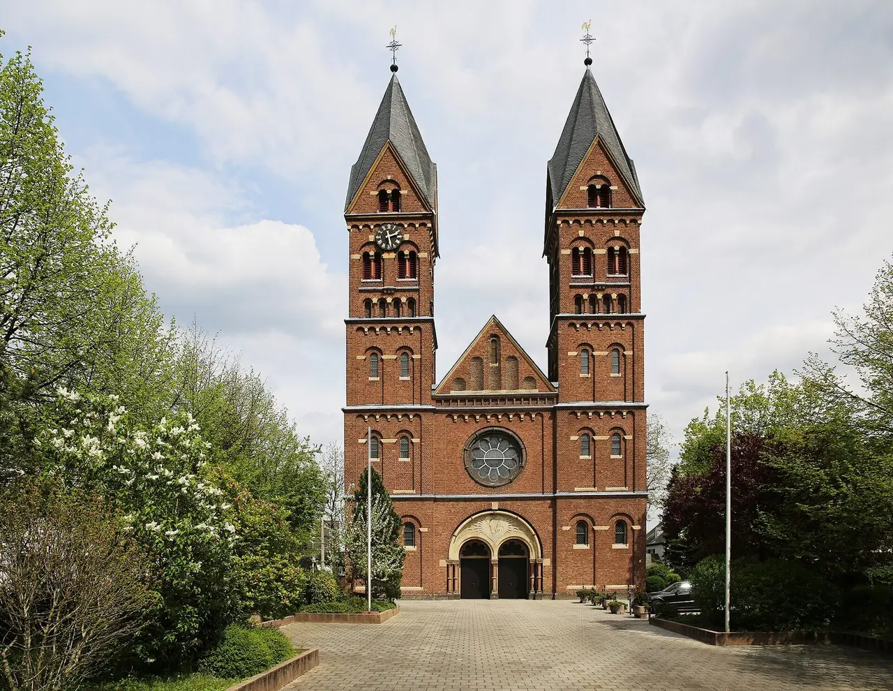 Neuromanische Backsteinbasilika St. Germanus mit Doppelturmfassade an der Bonner Straße in Wesseling