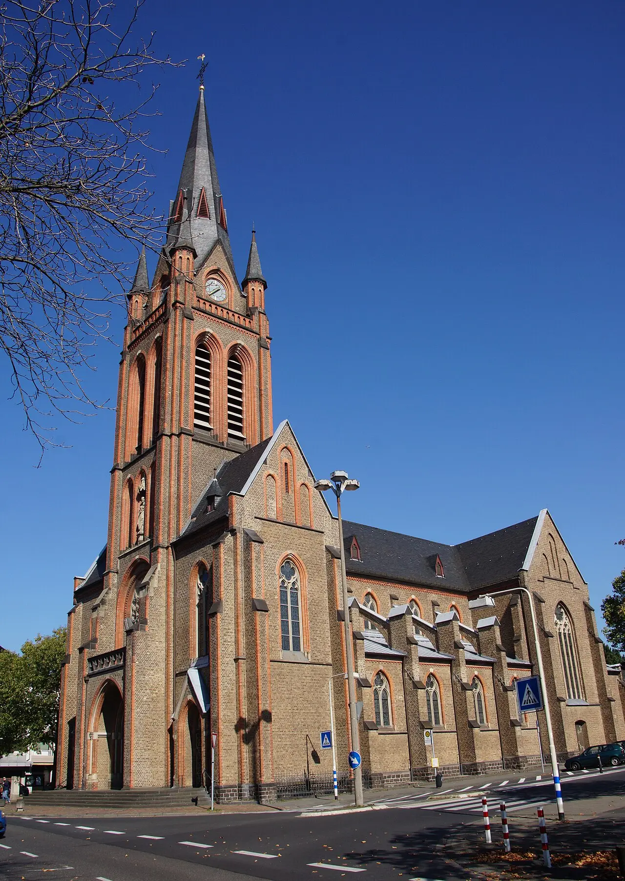 Neugotische Backsteinkirche St. Josef mit ihrem hohen Glockenturm in Bonn-Beuel