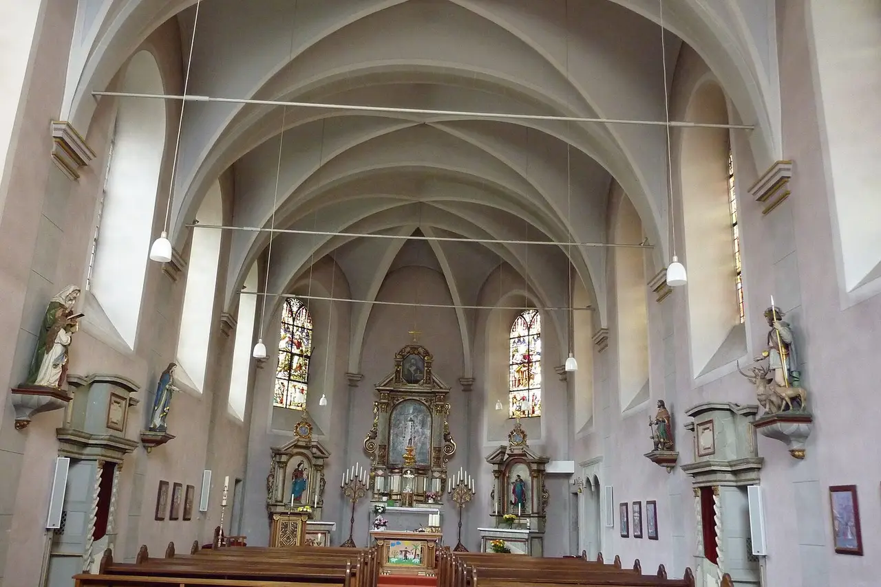 Weißes Kirchenschiff mit Gewölbe und barocken Altären in St. Margareta Adendorf