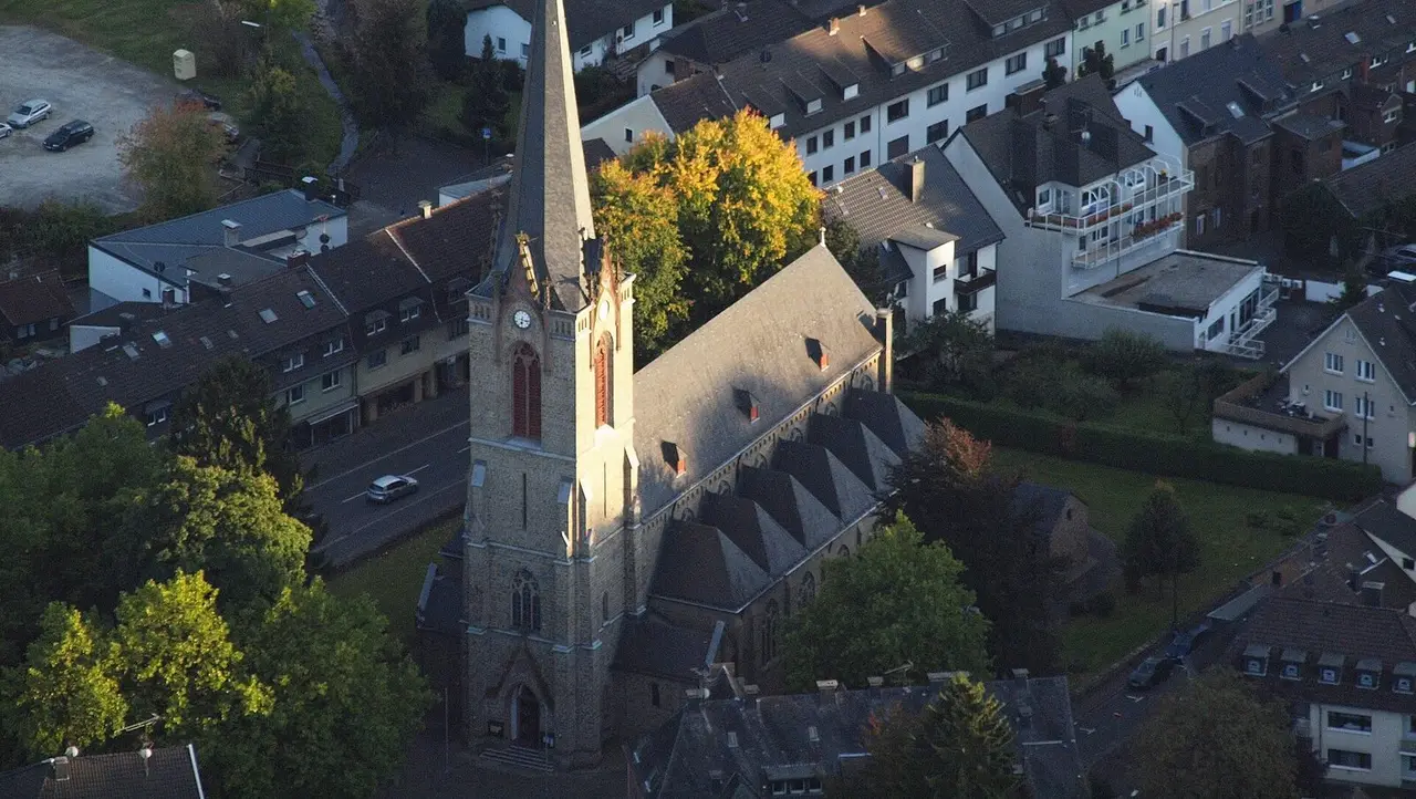 Luftaufnahme der Pfarrkirche St. Patricius mit hohem Turm im Ortskern von Eitorf