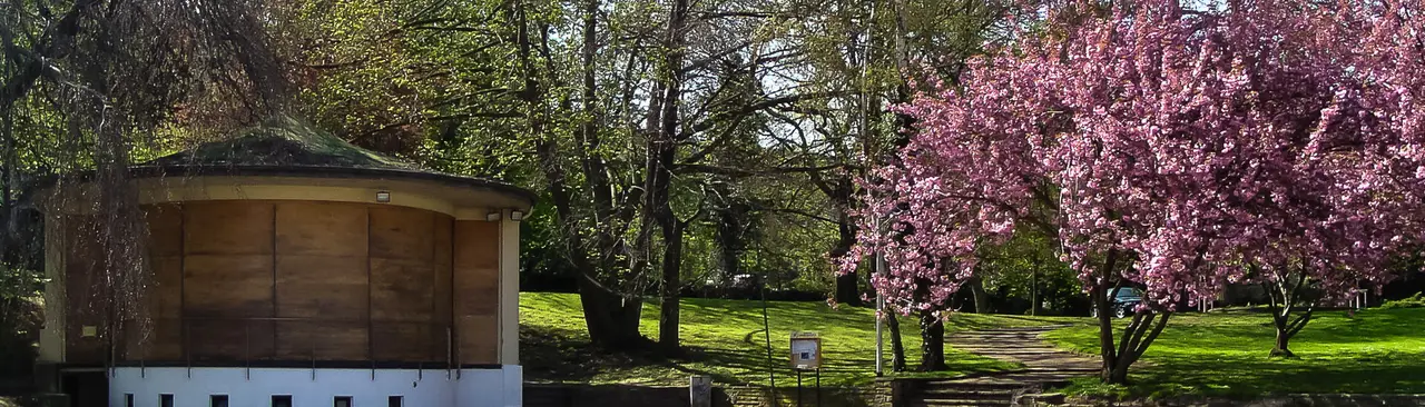 Open-Air-Bühne und blühende Bäume im Bonner Stadtgarten am Alten Zoll
