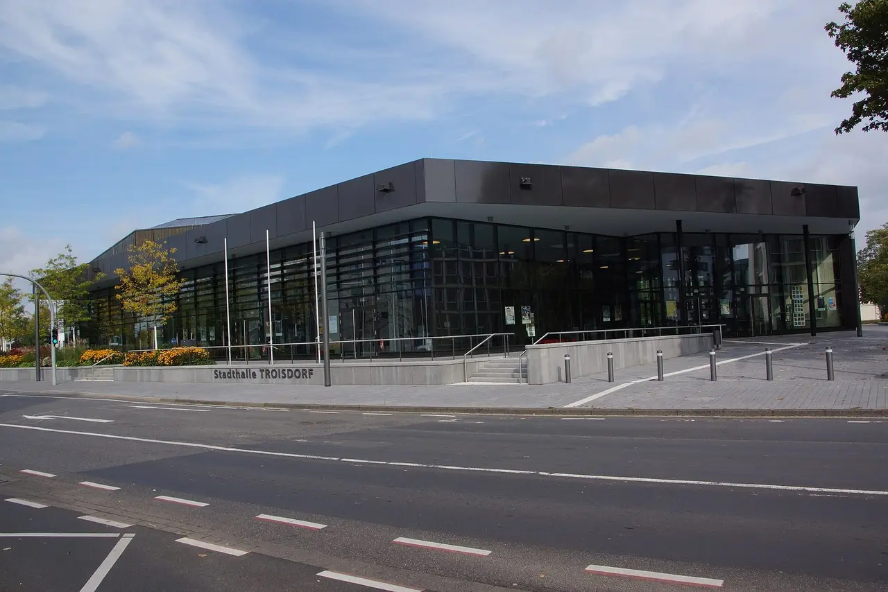 Verglaste Fassade der Stadthalle Troisdorf an der Kölner Straße mit Schriftzug am Sockel