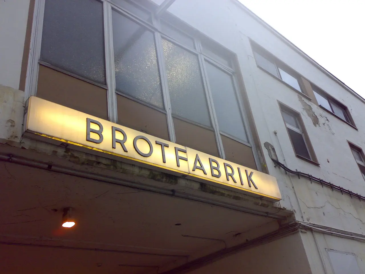 Innenhof und Backsteinfassade der Brotfabrik Bonn, in der das Theater Marabu spielt