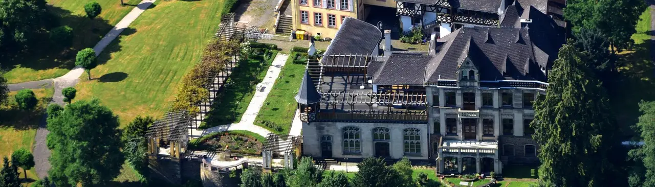 Luftaufnahme des Zehnthofs in Sinzig mit angrenzendem Park